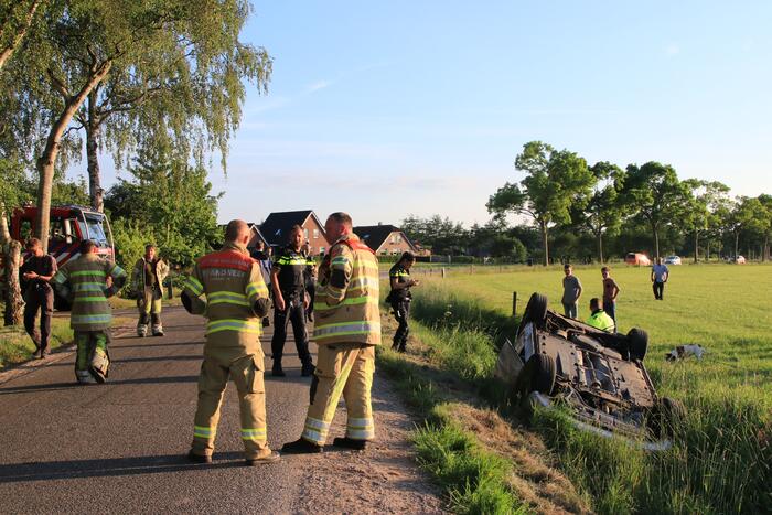 Auto raakt van de weg belandt op de kop in sloot