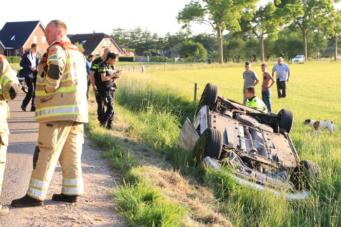Auto raakt van de weg belandt op de kop in sloot