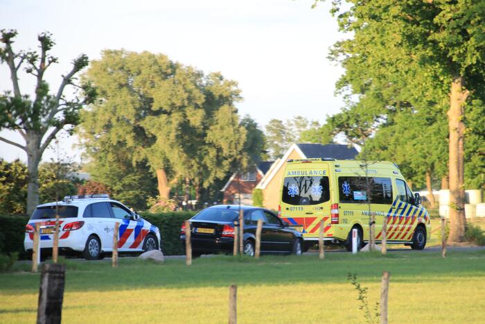 Auto raakt van de weg belandt op de kop in sloot
