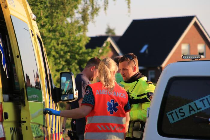 Auto raakt van de weg belandt op de kop in sloot