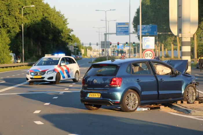 Automobilist botst frontaal op verkeerslicht