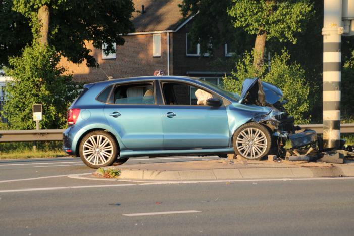 Automobilist botst frontaal op verkeerslicht