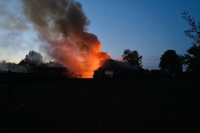 Grote uitslaande brand in schuur