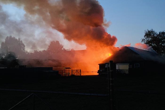 Grote uitslaande brand in schuur