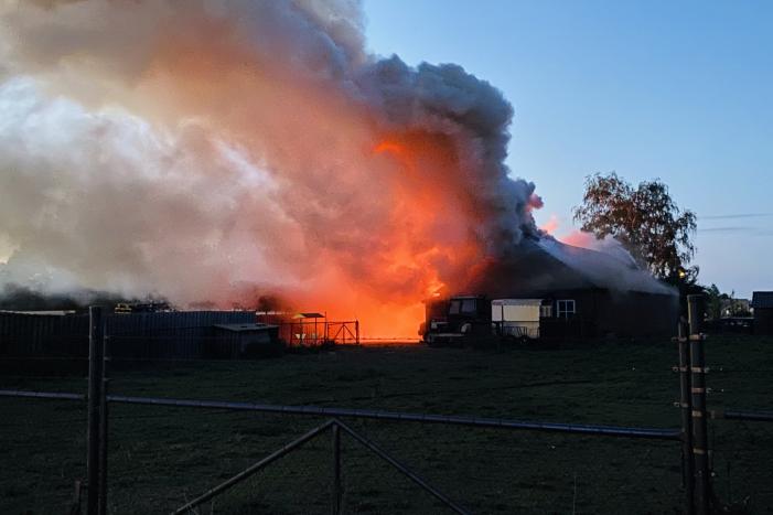Grote uitslaande brand in schuur