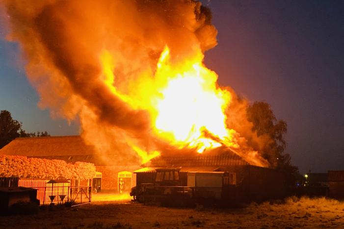 Grote uitslaande brand in schuur