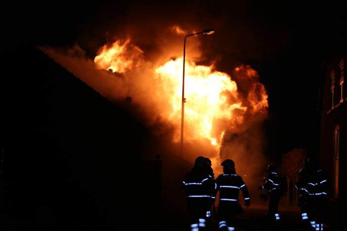 Grote uitslaande brand in schuur