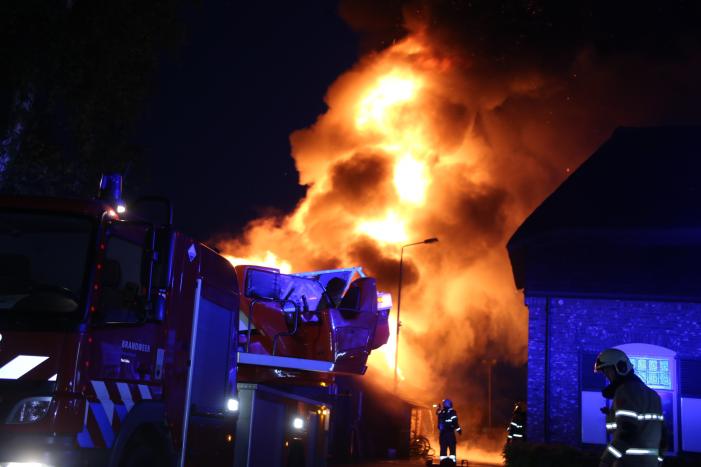Grote uitslaande brand in schuur