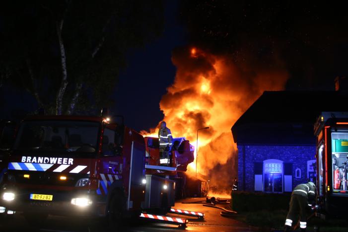 Grote uitslaande brand in schuur