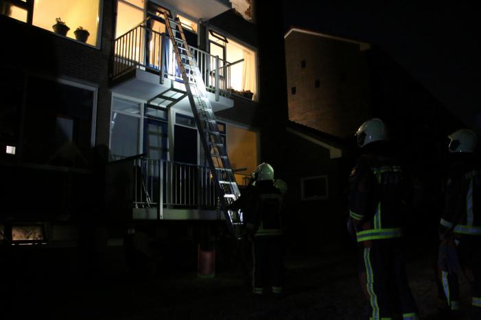 Brandgerucht door beslagen ramen van woning