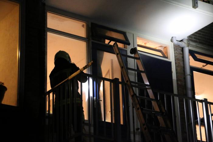 Brandgerucht door beslagen ramen van woning