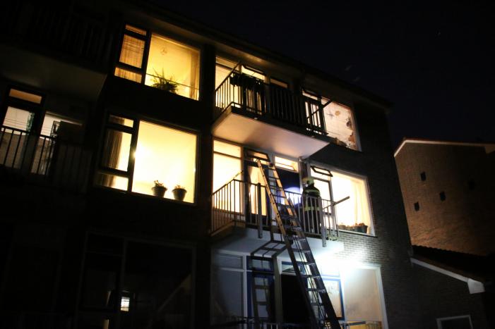 Brandgerucht door beslagen ramen van woning