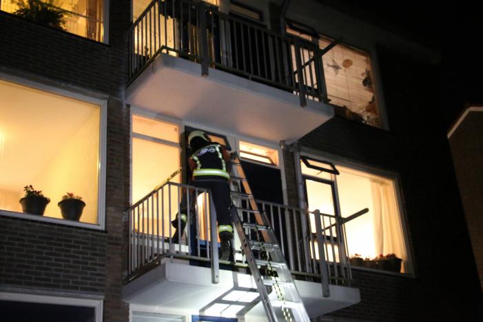 Brandgerucht door beslagen ramen van woning