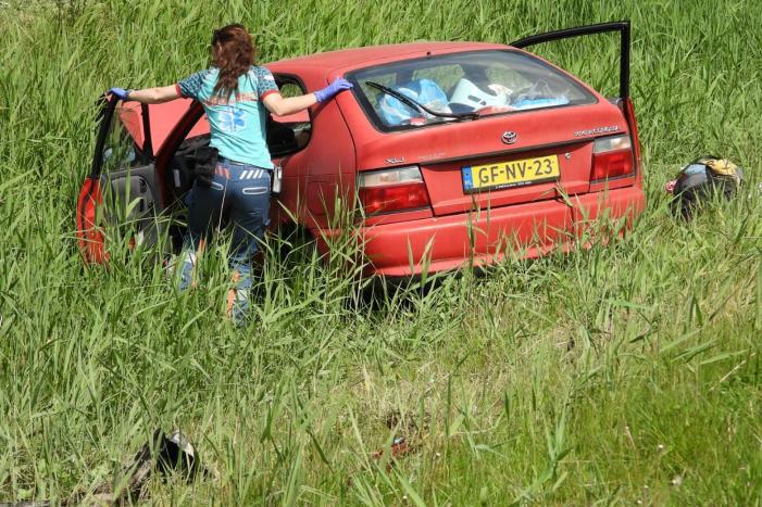 Personenauto belandt in sloot