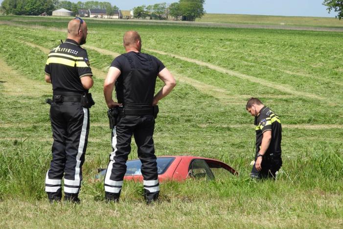 Personenauto belandt in sloot