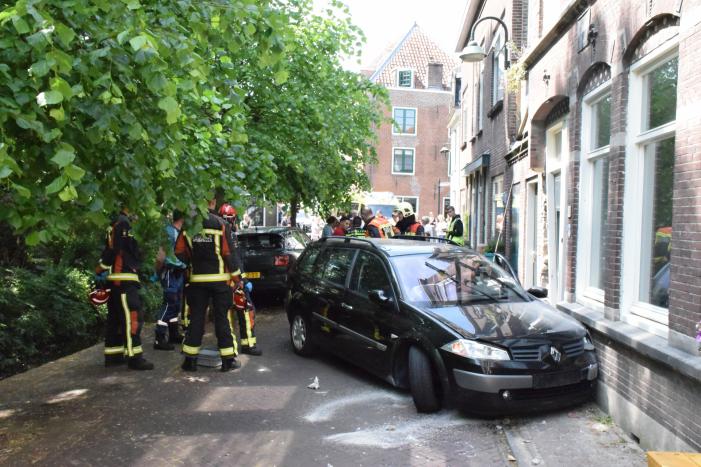 Personenauto botst op gevel van woning