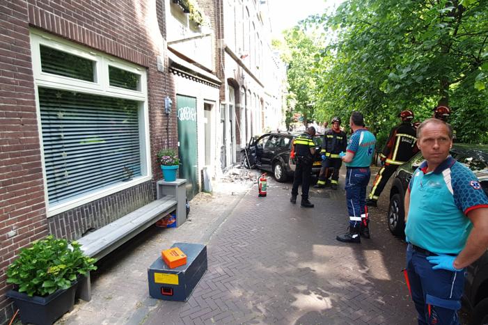 Personenauto botst op gevel van woning