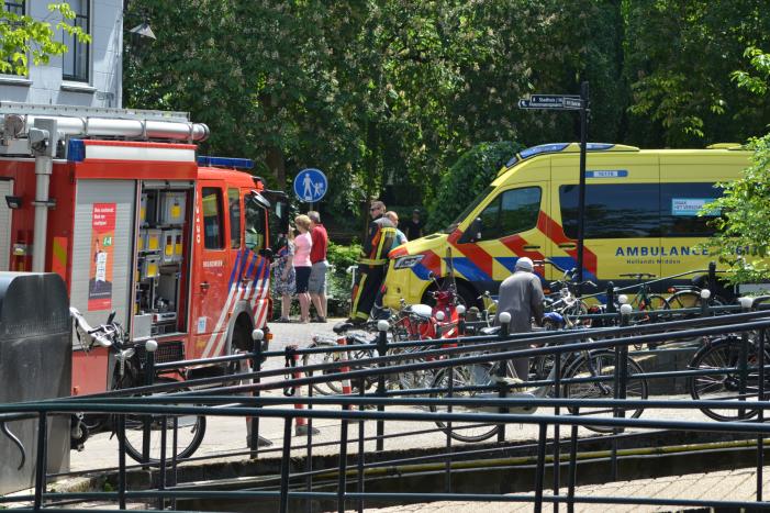 Personenauto botst op gevel van woning