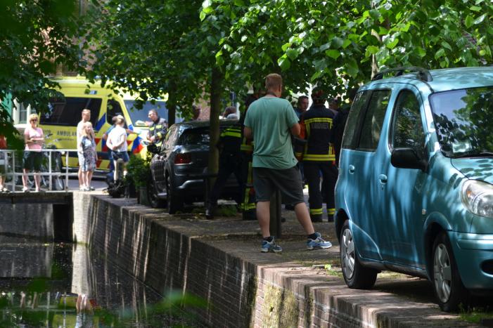 Personenauto botst op gevel van woning