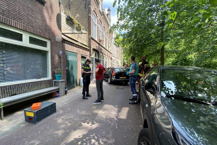Personenauto botst op gevel van woning