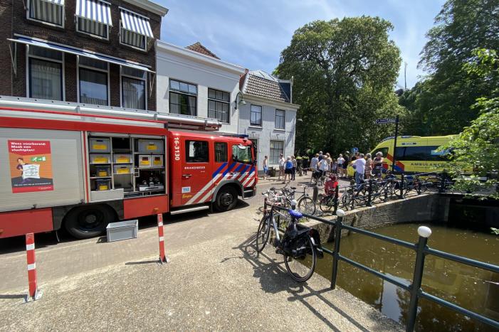 Personenauto botst op gevel van woning