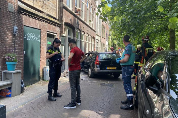 Personenauto botst op gevel van woning