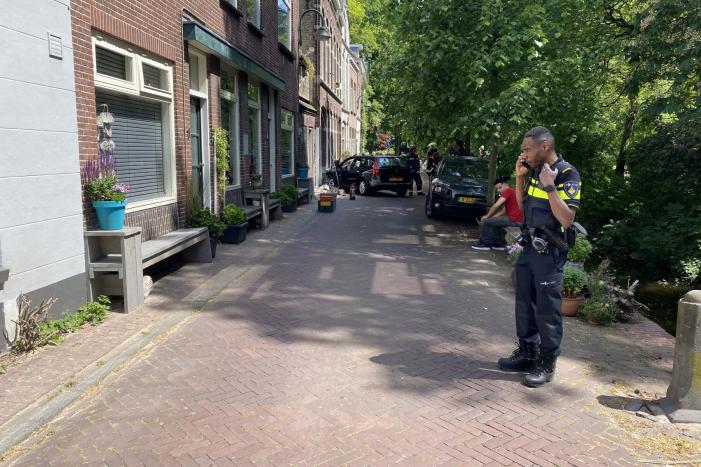 Personenauto botst op gevel van woning