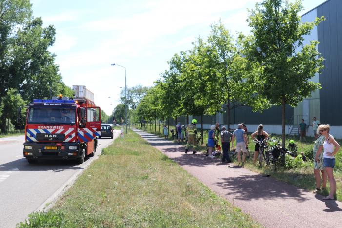 Auto belandt op de kop in de sloot, twee personen zwaargewond