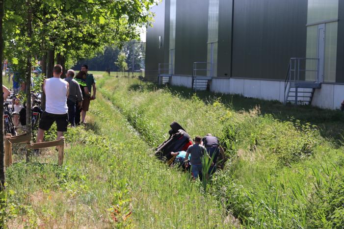 Auto belandt op de kop in de sloot, twee personen zwaargewond