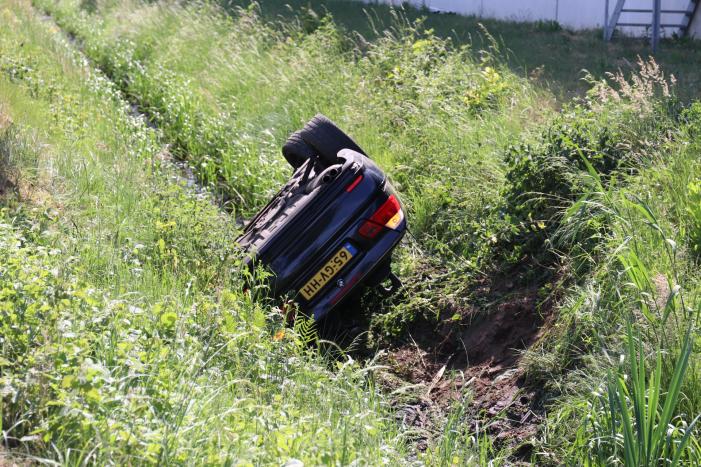 Auto belandt op de kop in de sloot, twee personen zwaargewond