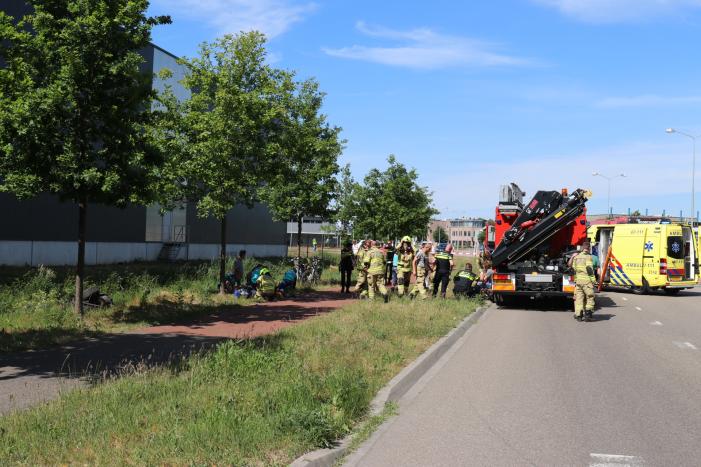 Auto belandt op de kop in de sloot, twee personen zwaargewond