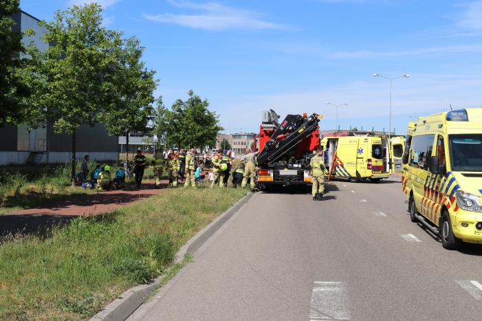 Auto belandt op de kop in de sloot, twee personen zwaargewond