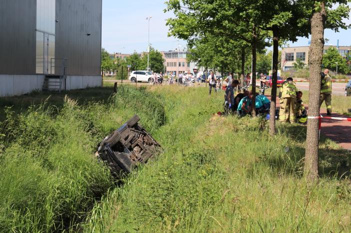 Auto belandt op de kop in de sloot, twee personen zwaargewond