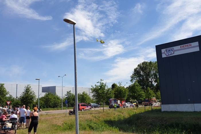 Auto belandt op de kop in de sloot, twee personen zwaargewond