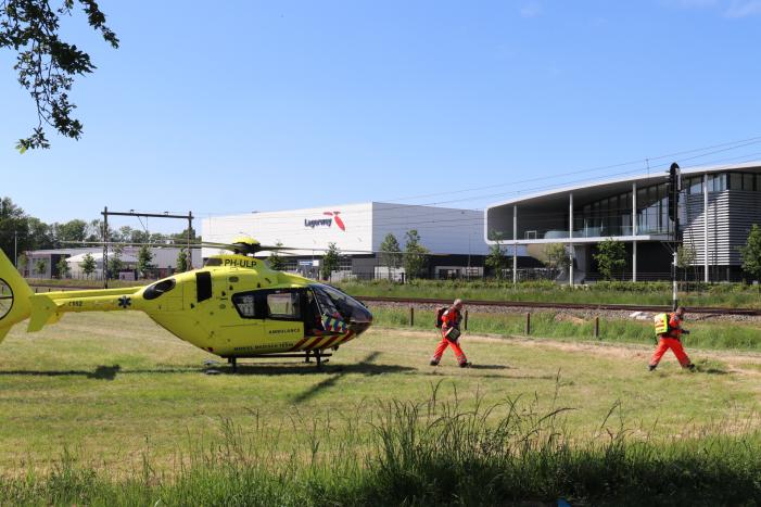Auto belandt op de kop in de sloot, twee personen zwaargewond