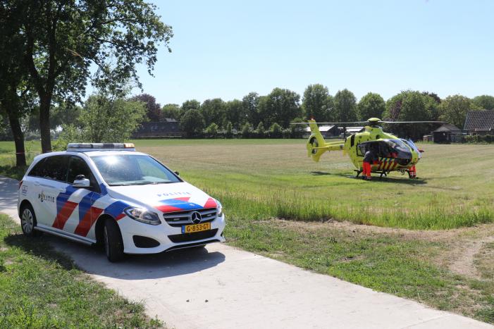 Auto belandt op de kop in de sloot, twee personen zwaargewond