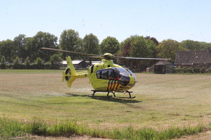 Auto belandt op de kop in de sloot, twee personen zwaargewond