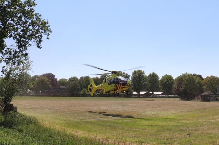 Auto belandt op de kop in de sloot, twee personen zwaargewond