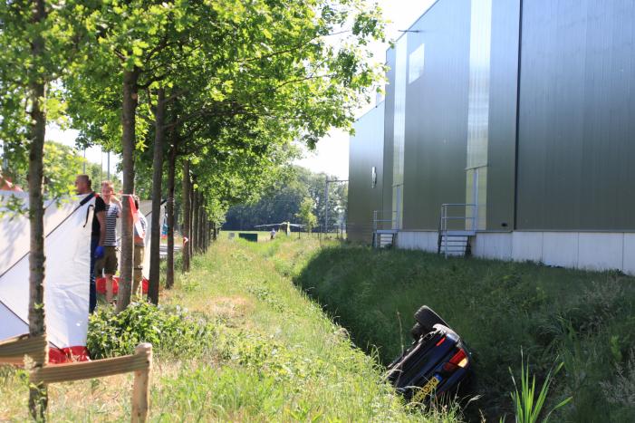 Auto belandt op de kop in de sloot, twee personen zwaargewond