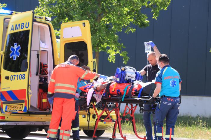 Auto belandt op de kop in de sloot, twee personen zwaargewond