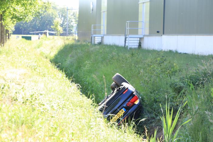 Auto belandt op de kop in de sloot, twee personen zwaargewond