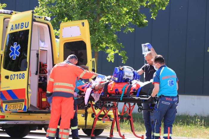 Auto belandt op de kop in de sloot, twee personen zwaargewond
