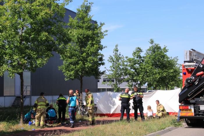 Auto belandt op de kop in de sloot, twee personen zwaargewond
