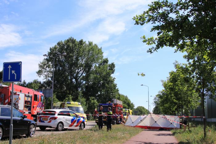 Auto belandt op de kop in de sloot, twee personen zwaargewond