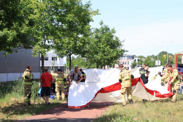 Auto belandt op de kop in de sloot, twee personen zwaargewond