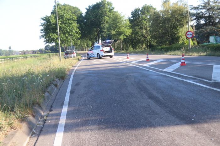 Auto knalt op betonblok bestuurder neemt de benen