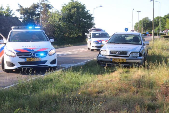 Auto knalt op betonblok bestuurder neemt de benen