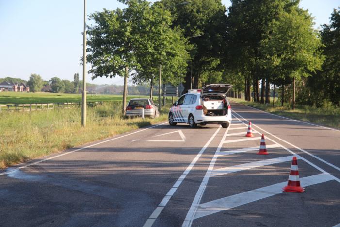 Auto knalt op betonblok bestuurder neemt de benen
