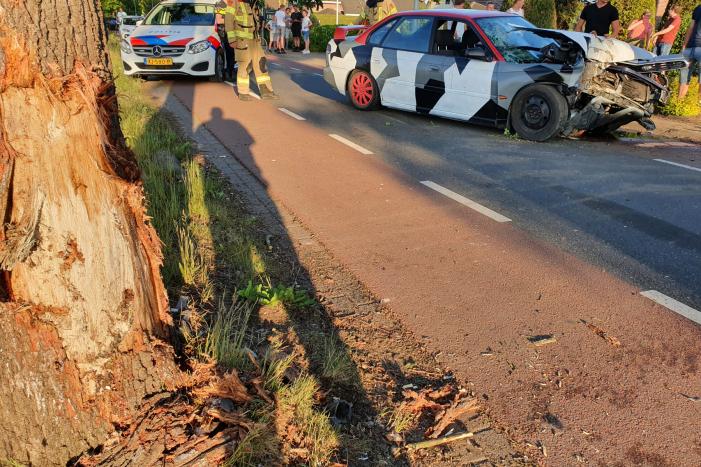 Auto total-loss na frontale aanrijding met boom