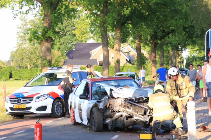 Auto total-loss na frontale aanrijding met boom
